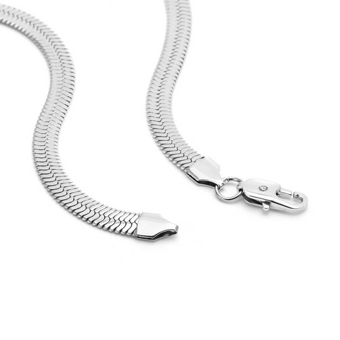Clasp paved with diamond of the B.Tiff 6mm width silver herringbone chain necklace