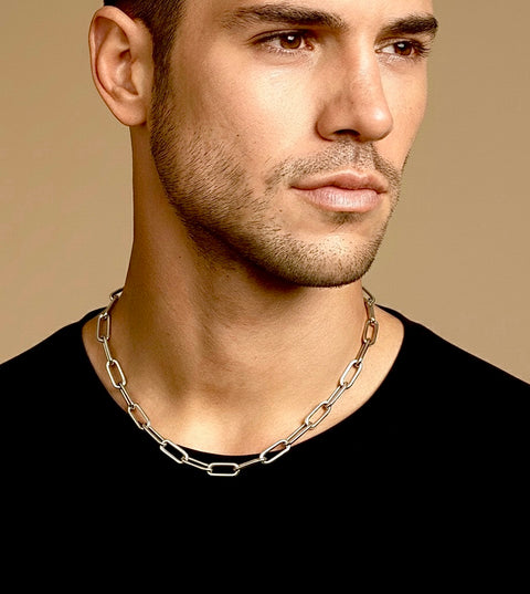 Man wearing a B.Tiff C860W silver paperclip link chain necklace against a beige background